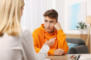 teen talks with a therapist about dual diagnosis treatment