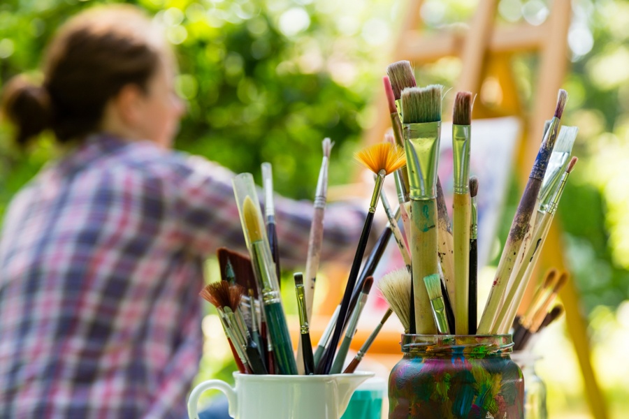 Teen participating in expressive art therapy for co-occurring disorders