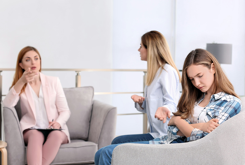Parent and teen meeting with a mental health professional about bipolar disorder and addiction treatment.